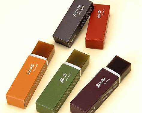 虎屋は室町時代創業の老舗和菓子ブランド。定番の羊羹は日持ちと品質の安定感から贈答用途で選ばれ続けています。公式ECや主要通販での購入方法も解説。